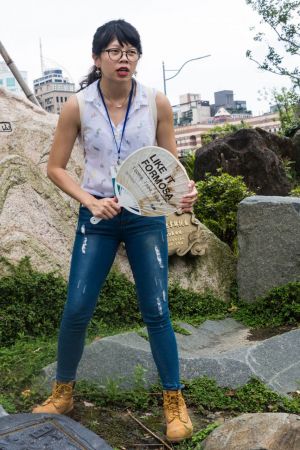 Auteur fotograaf FredVN - Gids tijdens stadswandeling in Taipei (vrijwilligster)
