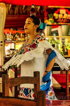 Auteur fotograaf BDGpics - Danseres in restaurant Mexico