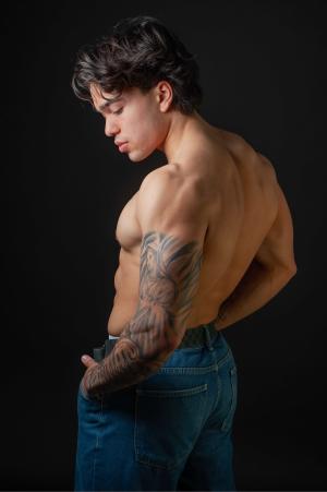 Auteur model Dylan - Artistiek rugportret met focus op lichaamsbouw en tatoeages.
Model:Dylan Fotograaf:Captivating