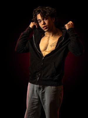 Auteur model Dylan - Modeportret met open hoodie. Sterke pose en moderne studiobelichting.
Model:Dylan Fotograaf:Jmalephoto