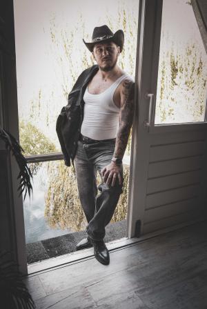 Auteur model Kevin Wijmeersch - Fotograaf Pixzl
LYSF event Be-You-Ti-Ful