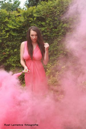 Auteur fotograaf onbekend - pink smoke