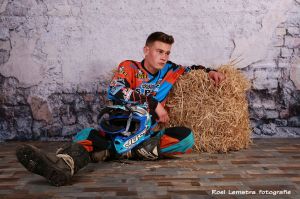 Auteur fotograaf onbekend - motorcrosser resting
