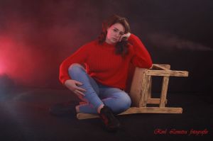 Auteur fotograaf onbekend - using a chair