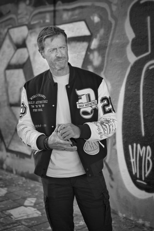 Auteur model Marco B - Stoere streetwearlook met jas