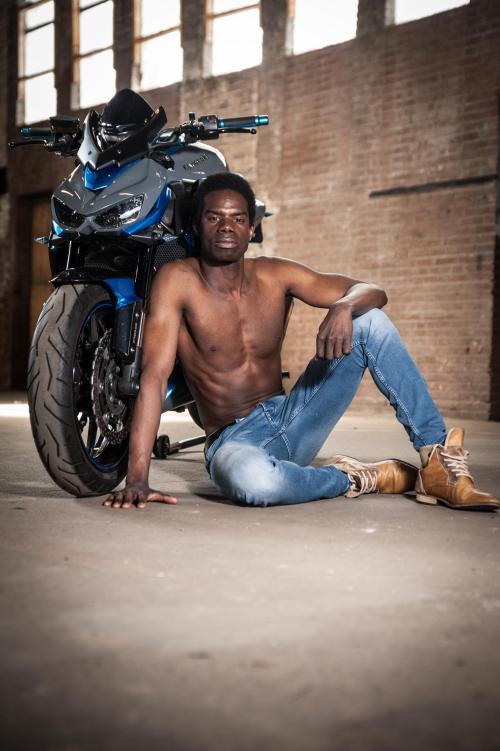 Auteur fotograaf Wilko - Mannelijk model met sportieve motor