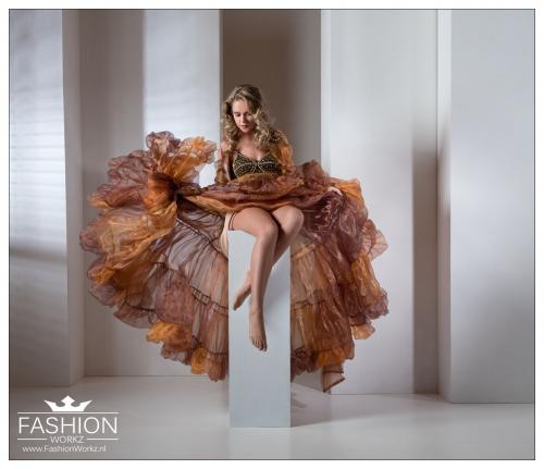 Auteur fotograaf Erik Bolding - Big dress in available the studio