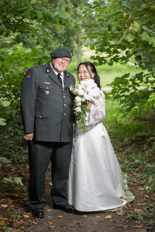 Auteur fotograaf Freeze Moments - Adjudant Henk Lode met zijn vrouw Puji