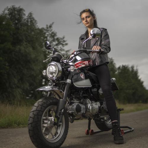 Auteur fotograaf Claus - Alicia met Honda Monkey Z125. Sony a7II, Sigma Art 35mm f1/1.2, 2x Godox AD600, Godox octabox