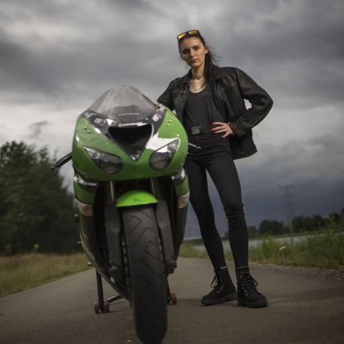 Auteur fotograaf Claus - Alicia met Kawasaki
