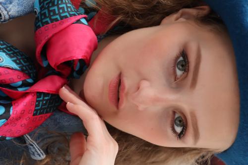 Auteur model Emelie Las - 