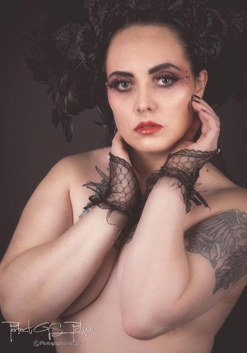 Auteur model Lady Elisa V - Fotografie: Valhalla Studio (Gert Slagmolen) 
Visagie: Maggots Visagie & Grime