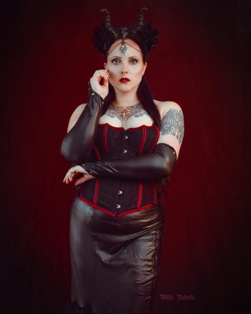 Auteur model Lady Elisa V - Fotografie: Swans Seduction
Visagie: Lady Elisa V.