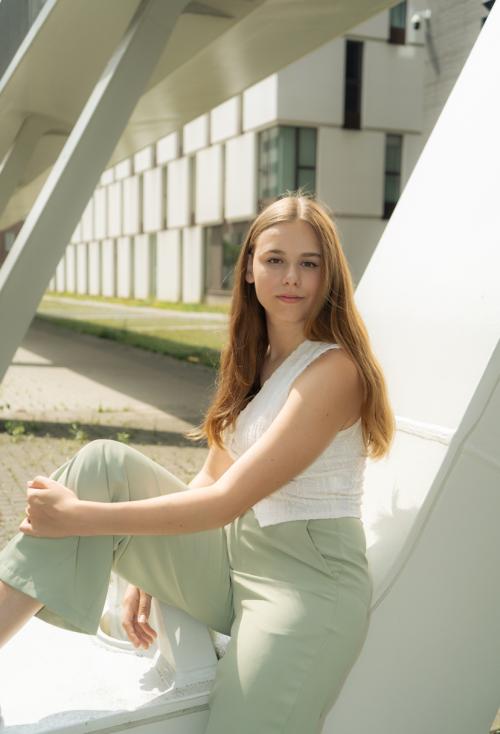 Auteur model Loes VL - 