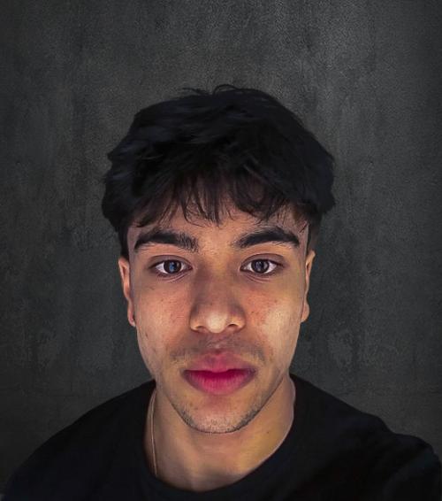 Auteur model Dylan - Headshot van mij met een grijze muur als achtergrond. De foto is genomen door Bert.