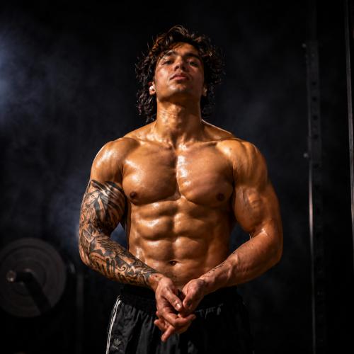 Auteur model Dylan - Fitnessfoto met sterke spierdefinitie en contrastrijke verlichting.
Model:Dylan Fotograaf:Dylan