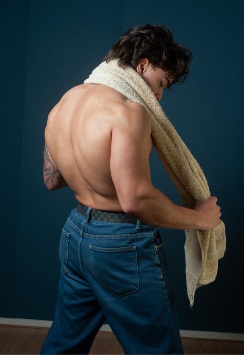 Auteur model Dylan - Fitnessportret van achteren met nadruk op rugspieren en houding.
Model:Dylan Fotograaf:Captivating