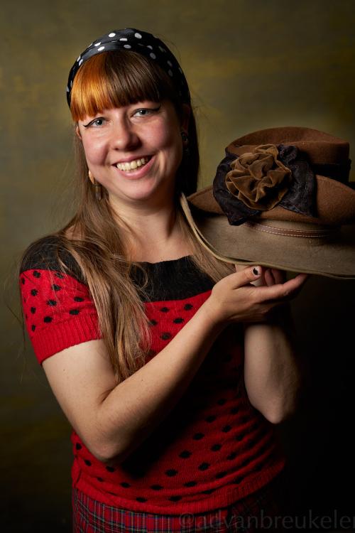 Auteur fotograaf ad - trots toont robin haar hoed 