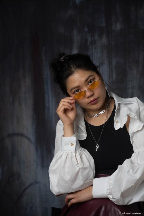 Auteur fotograaf ad - met haar eiogenwijze bril.  foto ad