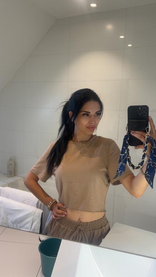 Auteur model Kiana  - 