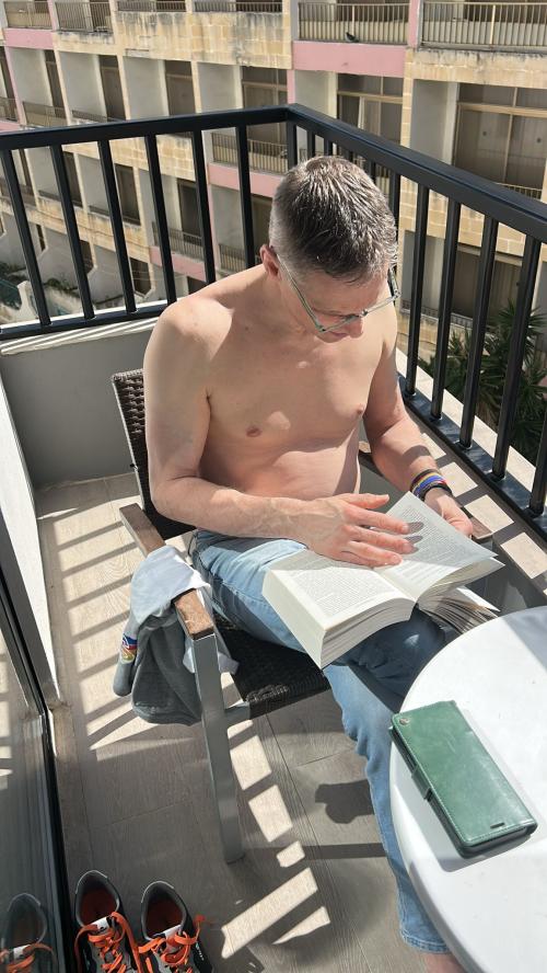 Auteur model Richard   - Verzorgd en geïnteresseerd