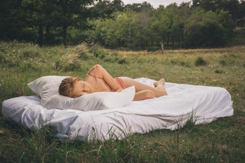 Auteur fotograaf Wilko - Model in bos op bed, thema: sleeping beauty