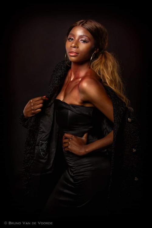 Auteur model Petronella Mwasi - 
